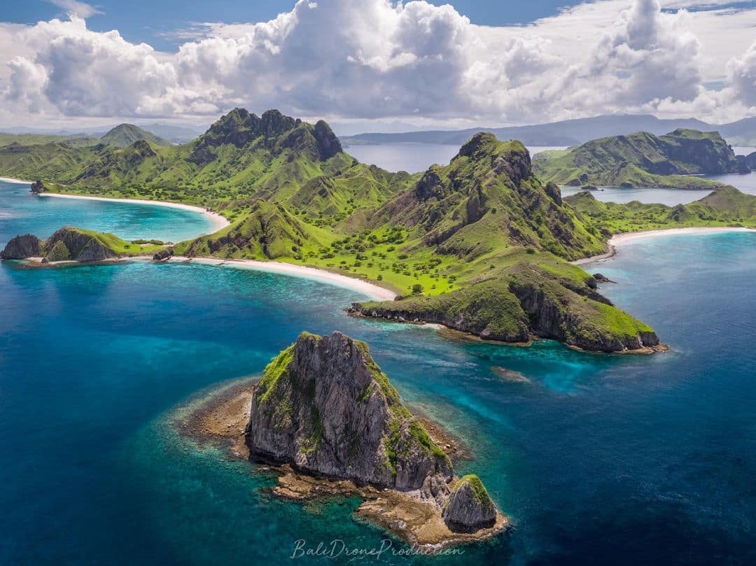 The rain season in #Komodo park gives another dimension and mostly another color to the breathtaking landscape of Padar island. The national park offers stunning underwater reefs for dive lovers, wonderful pink sand beaches, and for the curious adventurers, one of the most dangerous reptiles: the Komodo dragon. @wonderful.indonesiaku @kemenparekraf.ri 
.??? by @balidroneproduction?.
@beautifuldestinations @wonderful_places @aroundtheworldpix @indonesia_photography @dronestagr.am @airvuz @djiglobal @dronenerds @natgeoindonesia 

#padarisland #Bali #dji #baliphotography #lovestorybali #photographerbali #balilife #balivibes #indonesia #drone #inspire2 #islandlife #saltescape #island #labuanbajo #komodoisland #komodonationalpark #flores #floresindonesia